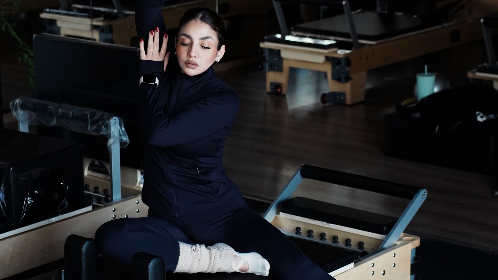Exercício de pilates numa máquina reformer.