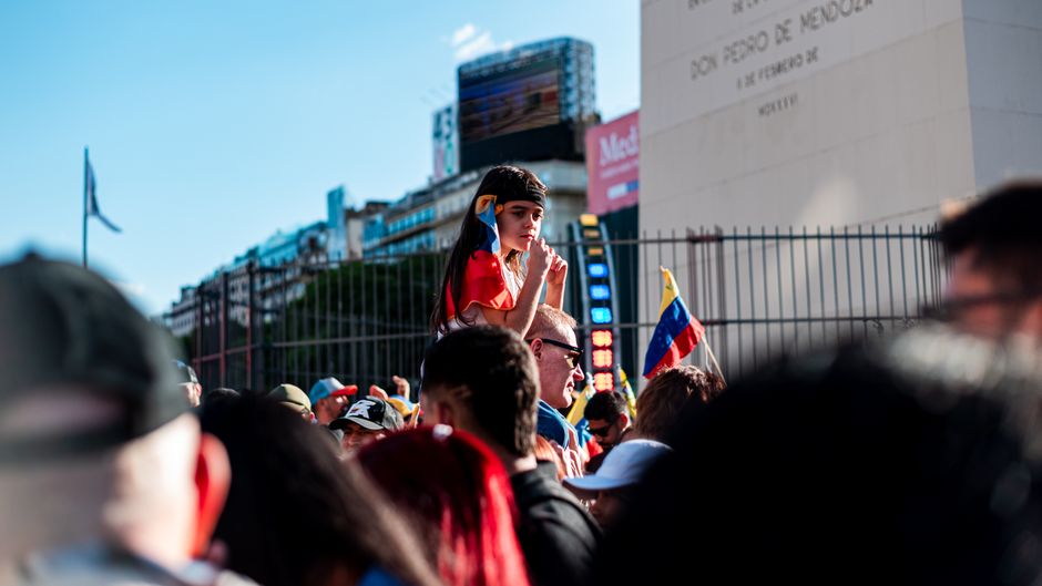 Venezolanos se reúnen en Buenos Aires para una protesta pacífica, mostrando unidad y esperanza.