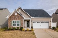 这座温馨的郊区家庭住宅拥有现代的门面，是完美的居家生活之选