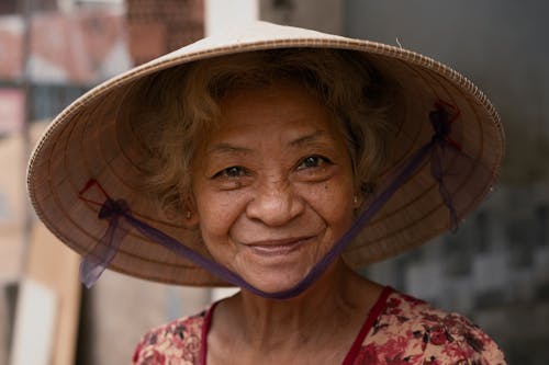 無料 茶色の籐の帽子をかぶっている女性 写真素材