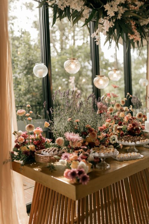 Free A beautifully decorated table with vibrant floral arrangements perfect for weddings or special occasions. Stock Photo