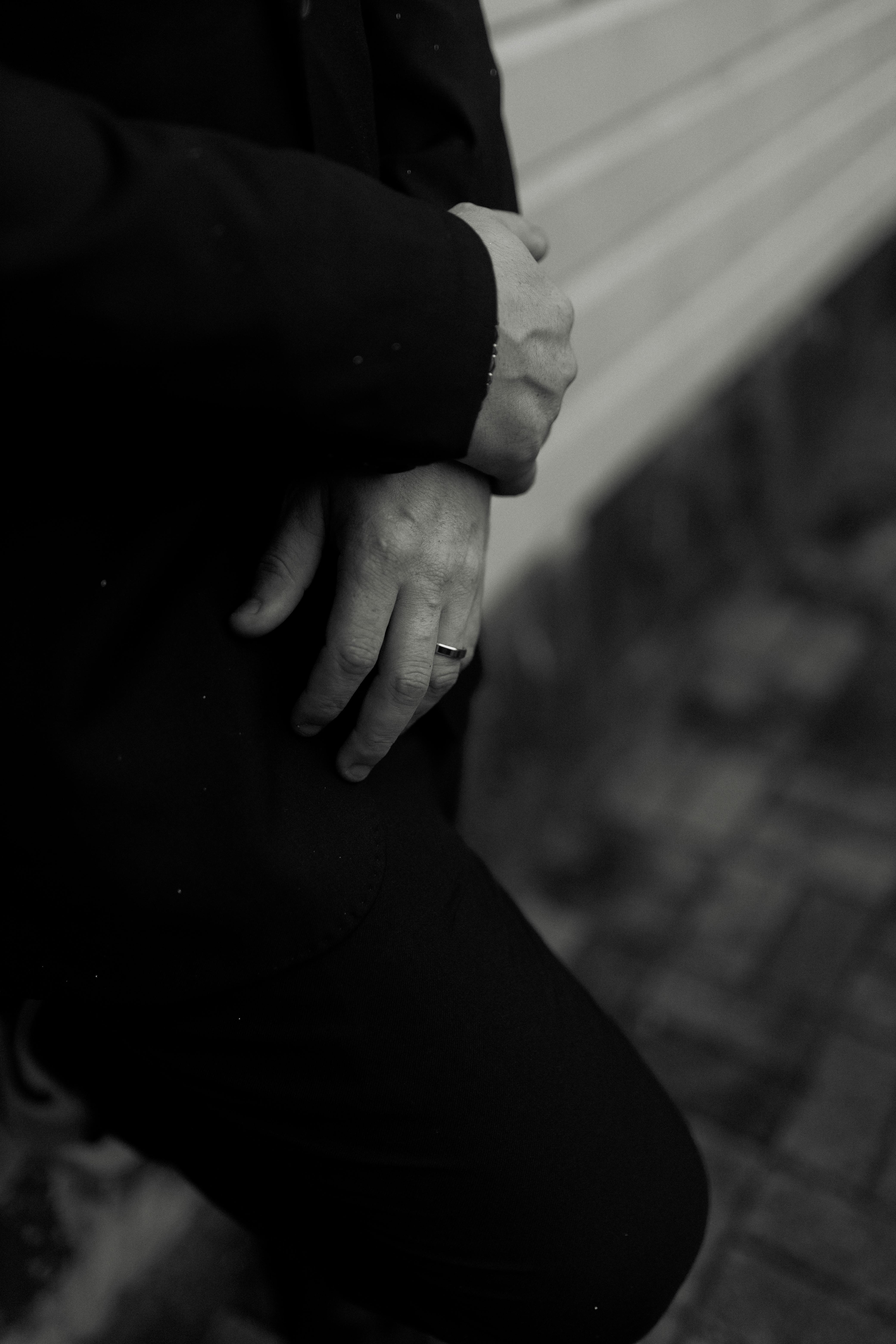 gratis Een zwart-witfoto van gekruiste armen die een peinzende emotie uitdrukken. Stockfoto