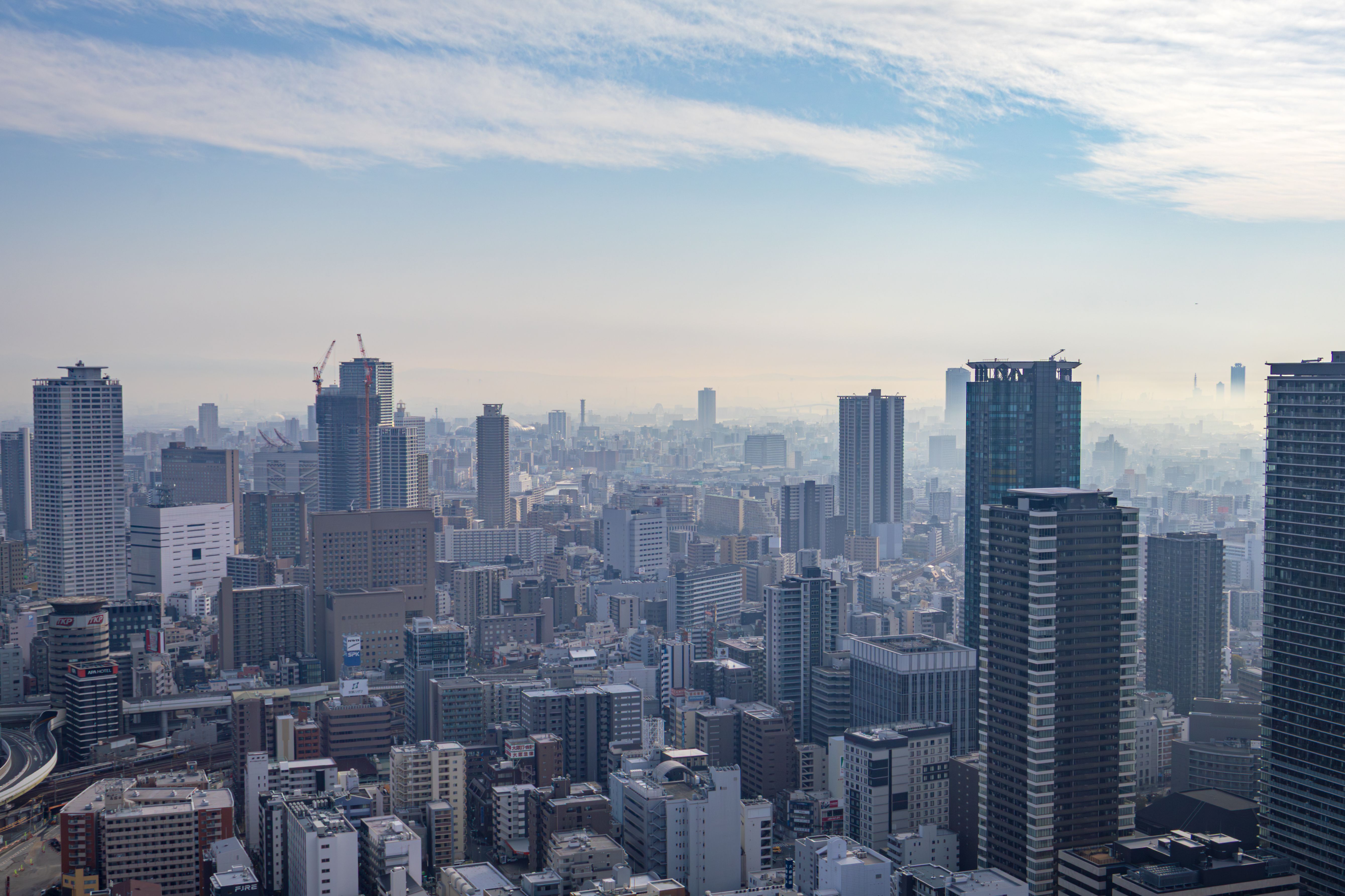 大阪市のスカイライン、大阪府 不登校支援 自治体の象徴イメージ