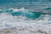 海浪拍打着海岸，充满活力，展现了海洋的宁静与生机