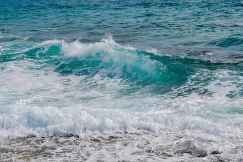 Free Vibrant ocean waves crashing onto the shore, showcasing the energy and serenity of the sea Stock Photo