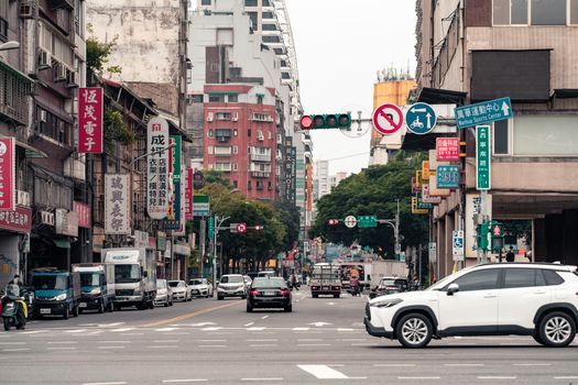 线下交管服务窗口与线上处理平台对比图
