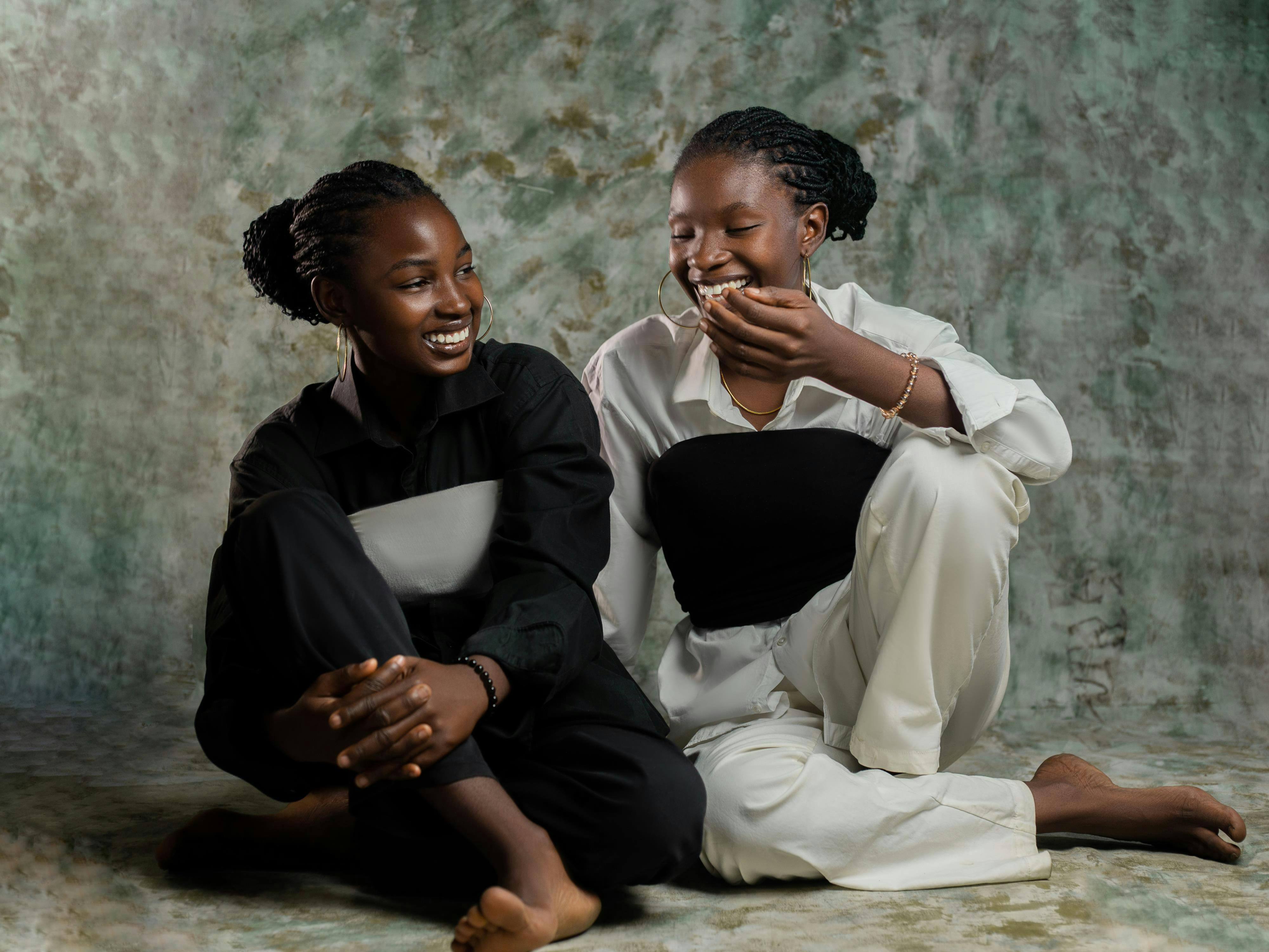 De franc Dos amics compartint un moment d'alegria a l'interior, irradiant felicitat i calidesa. Foto d'estoc