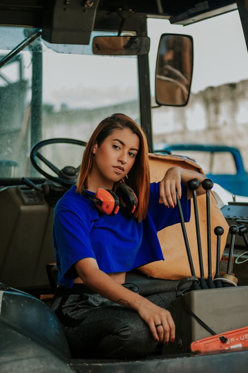 Femme Assise Sur Le Tracteur