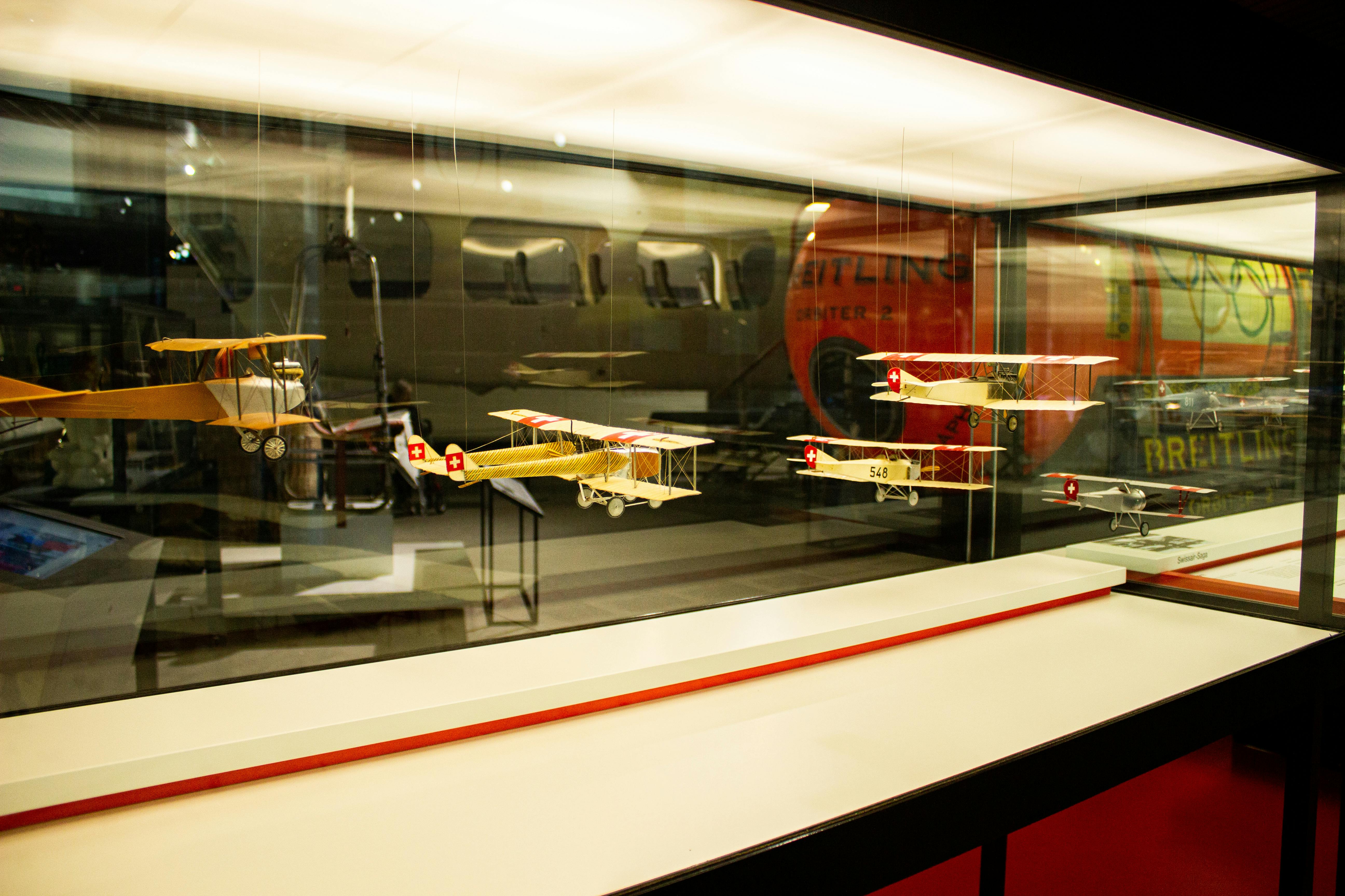 Zadarmo Výstava historických modelov lietadiel vo švajčiarskom múzeu s reflexným sklom. Fotka z fotobanky