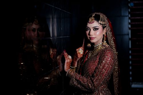 Free Stunning South Asian bride with exquisite jewelry and intricate attire posing elegantly indoors. Stock Photo