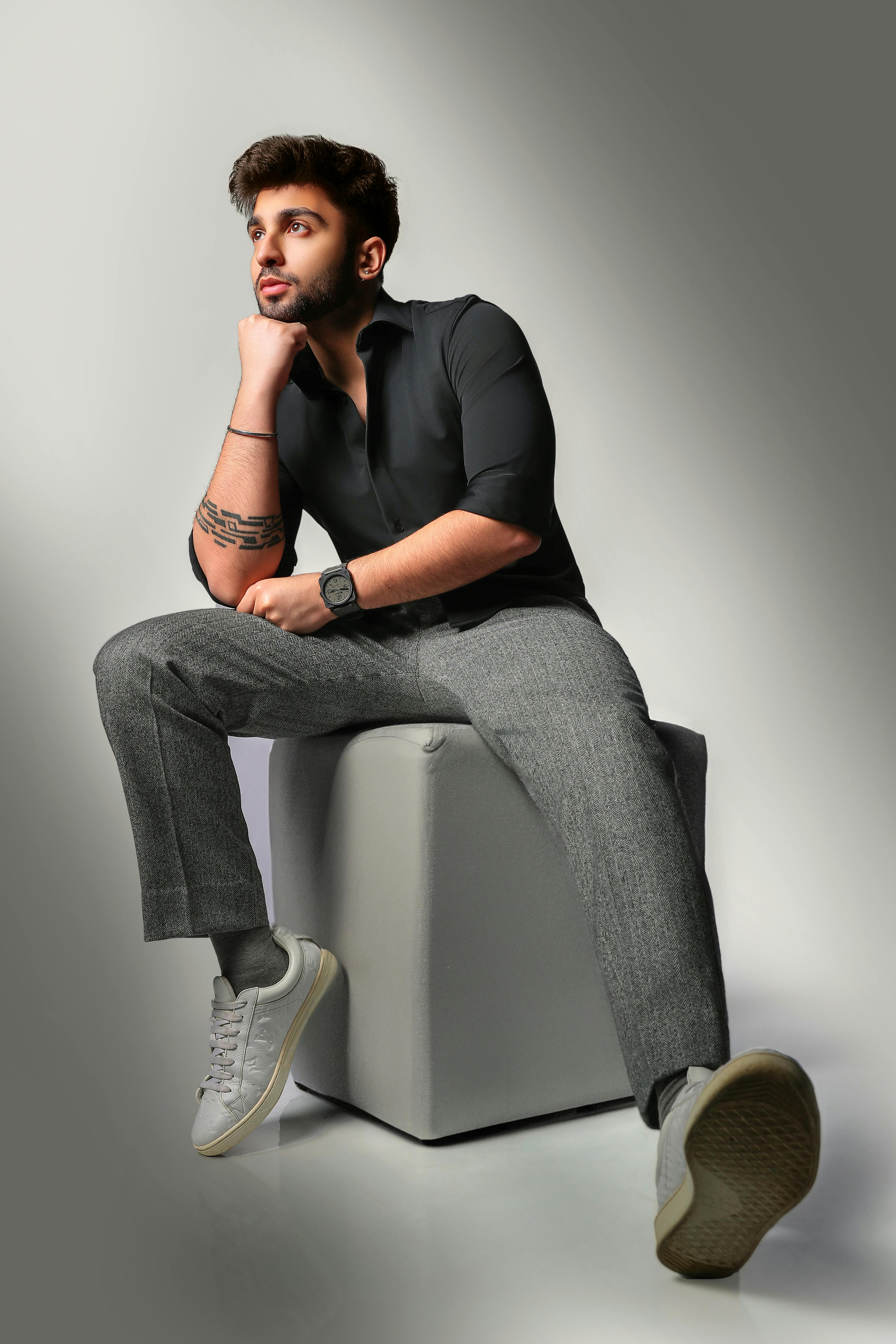 De franc Retrat d'un home modern assegut a l'interior. Foto d'estoc