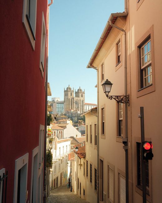 Scenic view of a Porto street leading to the historic Porto Cathedral.