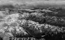 白雪覆盖的山脉在壮观的云层下呈现出令人惊叹的鸟瞰图