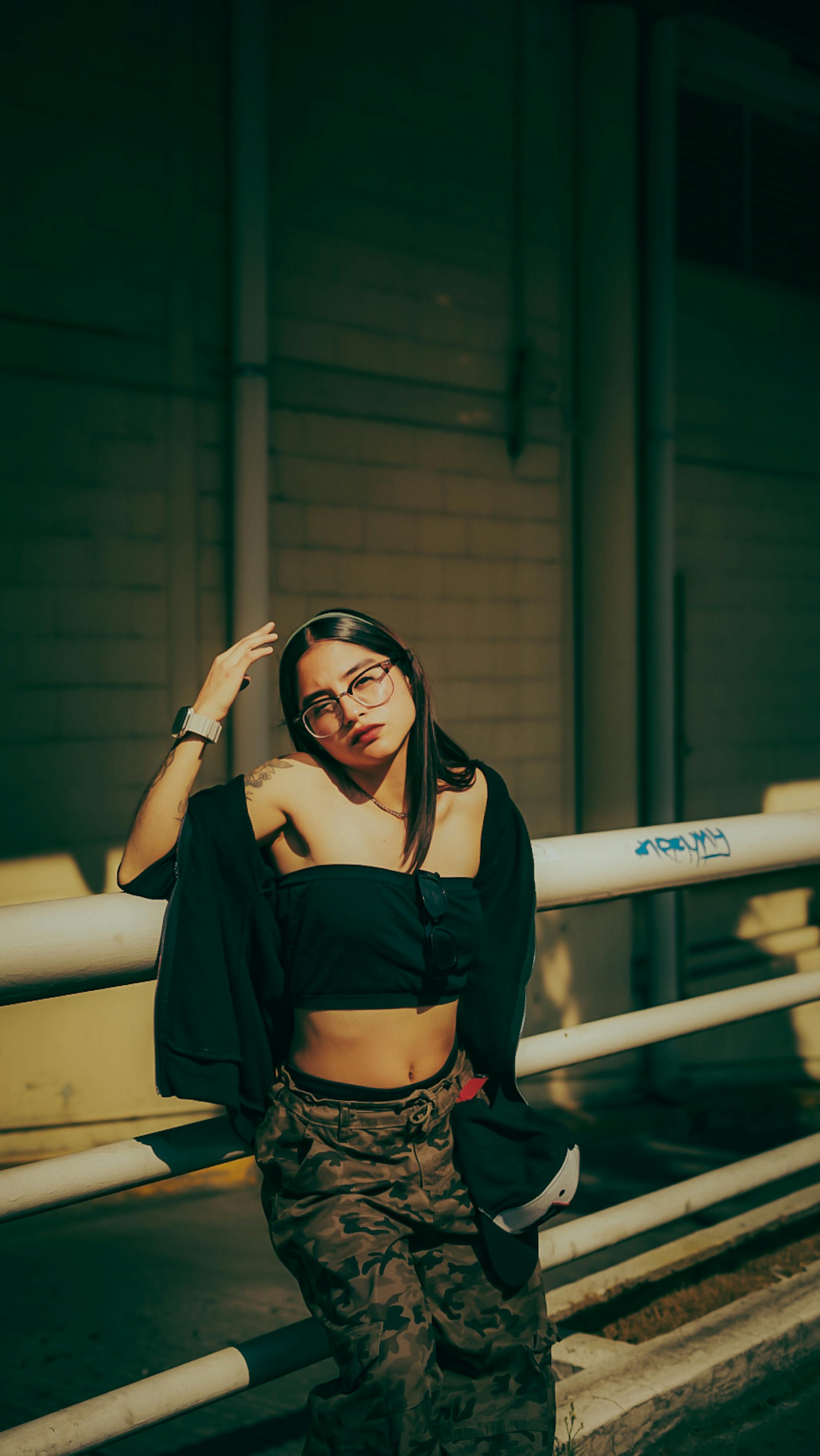 De franc Foto d'estoc gratuïta de dona jove, escena urbana, estil de carrer Foto d'estoc