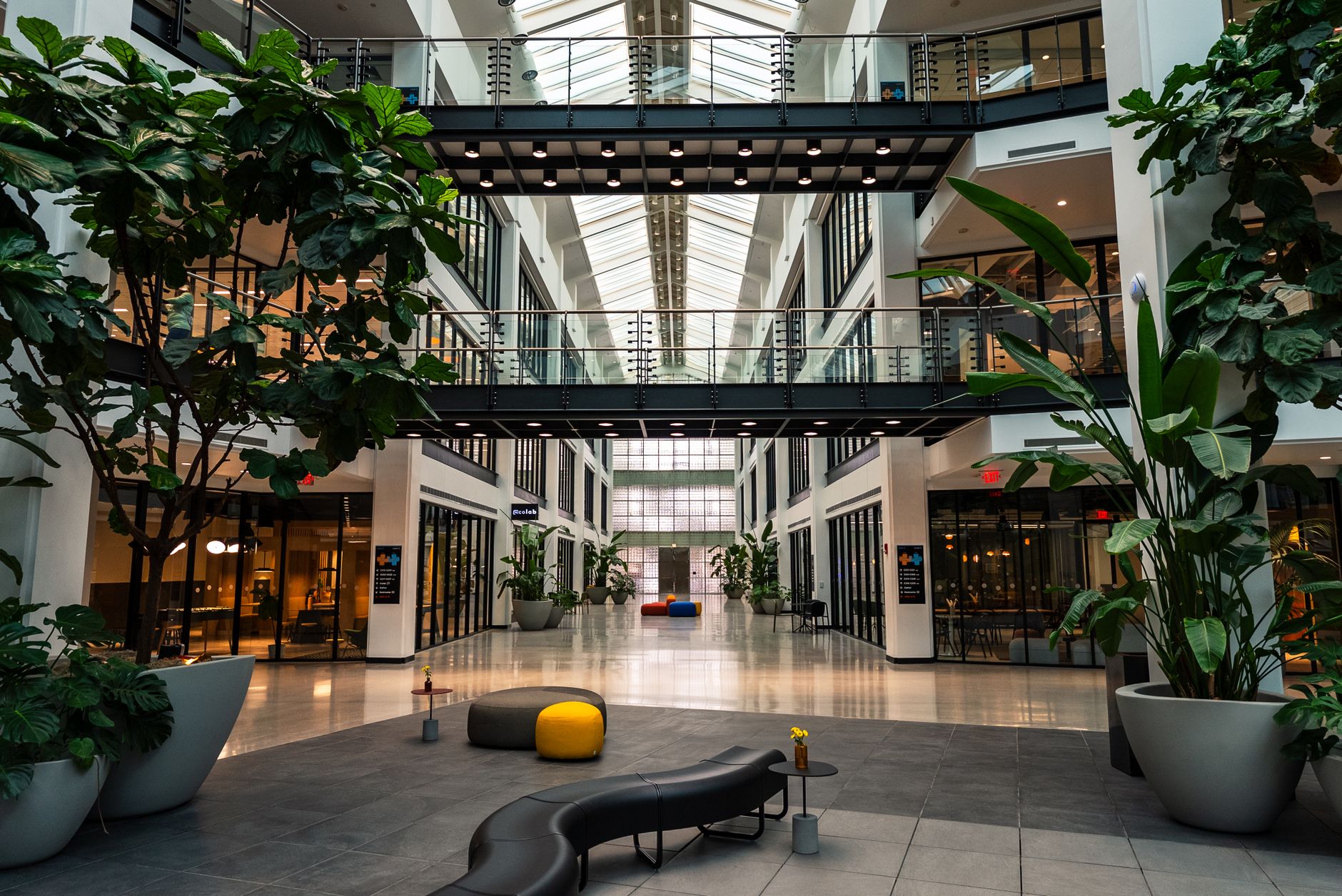 Hall de bâtiment moderne équipé d'une solution GTB Smart Electro pour confort optimisé