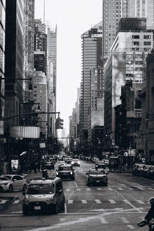 Free Captivating black-and-white cityscape showcasing bustling traffic and towering skyscrapers. Stock Photo