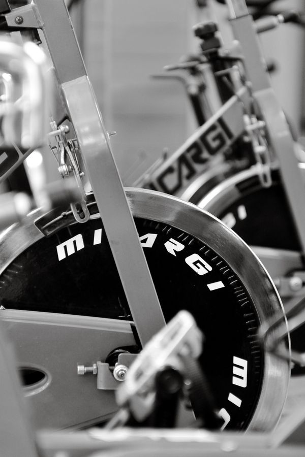 Indoor cycling class, photo by DΛVΞ GΛRCIΛ on Pexels