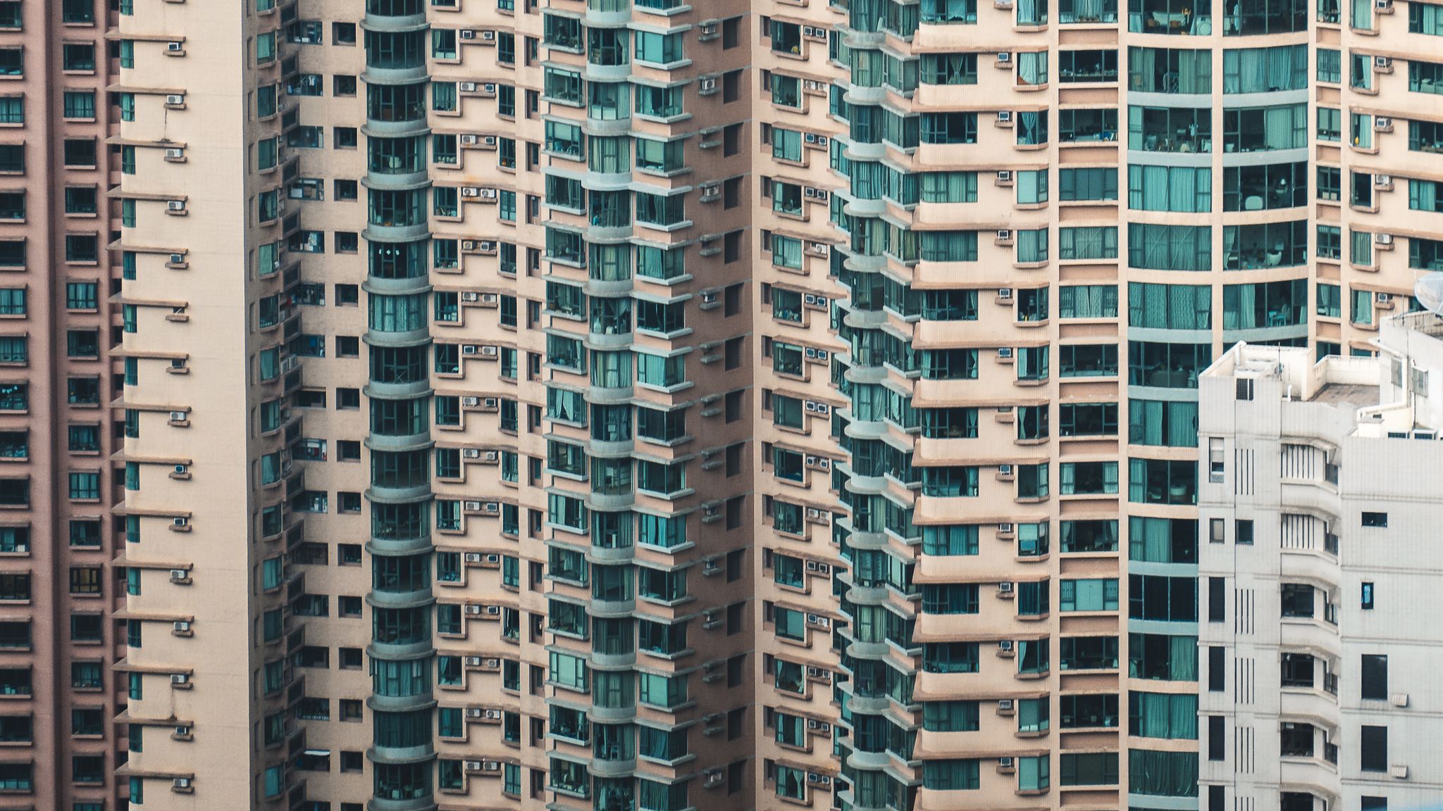 Zeven personen en twee bedrijven vervolgd na dodelijke brand wooncomplex Hongkong