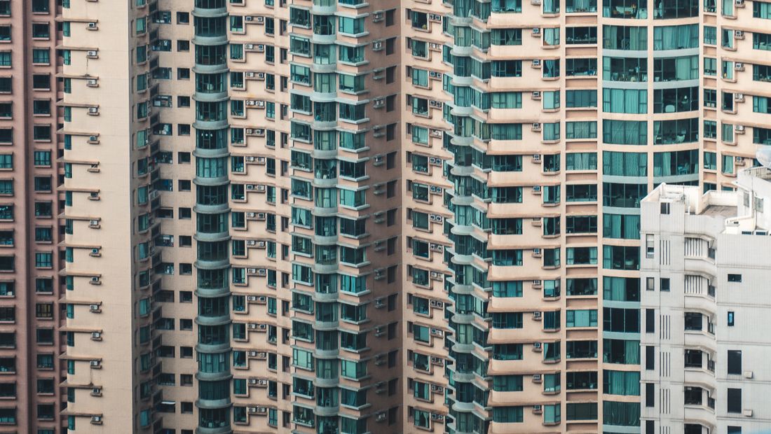 Façades denses de tours de condos résidentiels avec balcons en milieu urbain