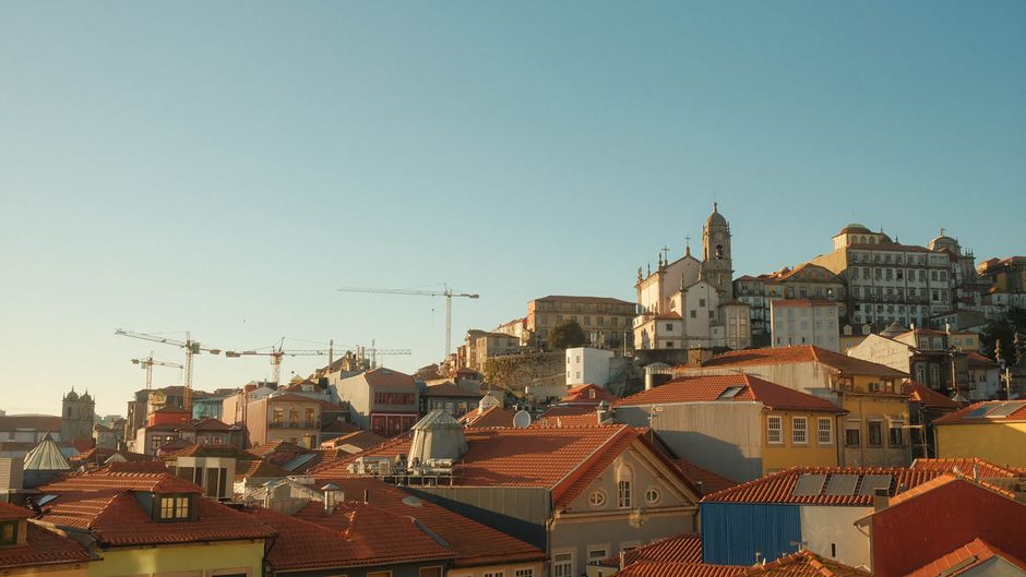 Vue sur les toits de Lisbonne et le Tage depuis Alfama