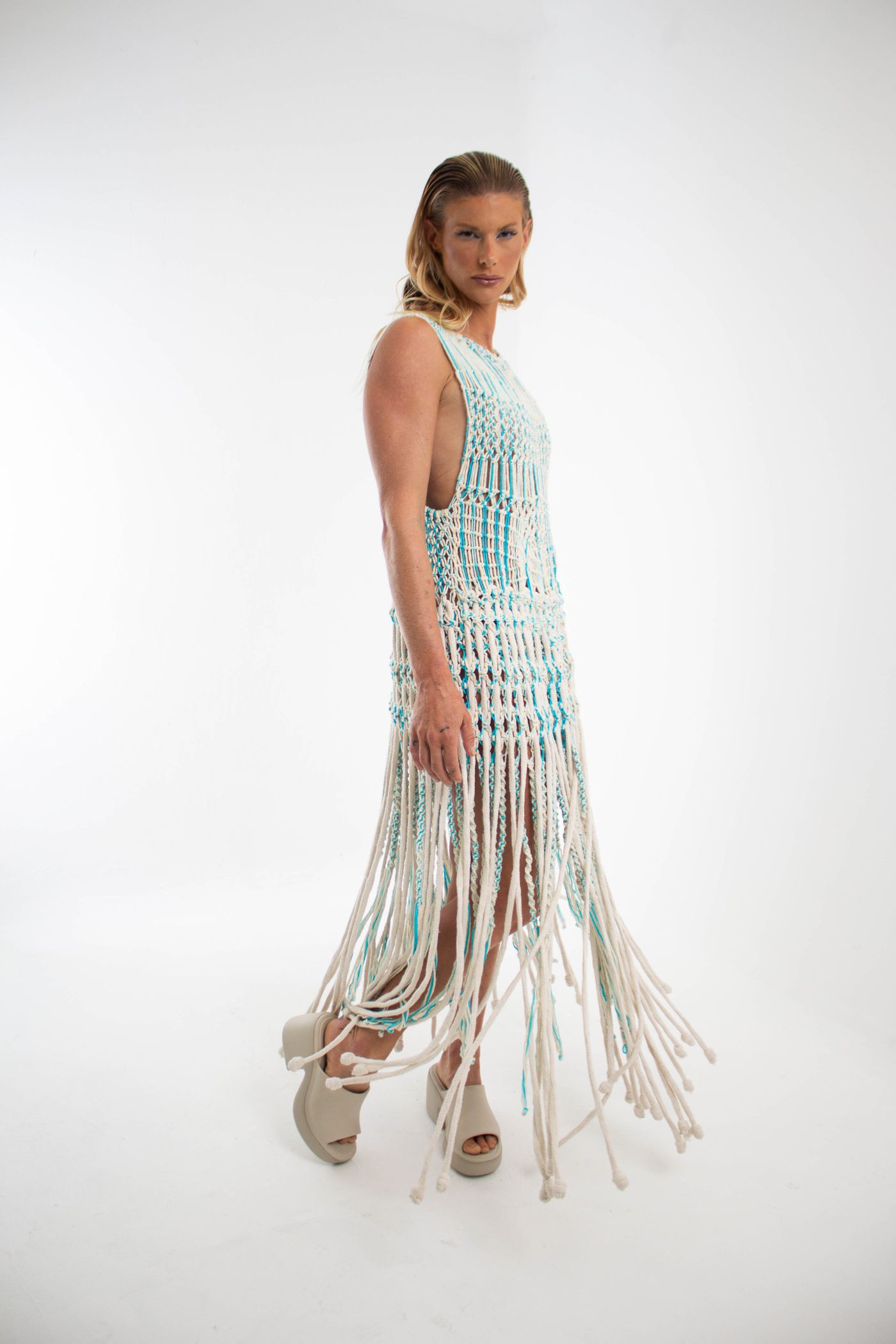 Mulher usando vestido moderno de crochê branco artesanal