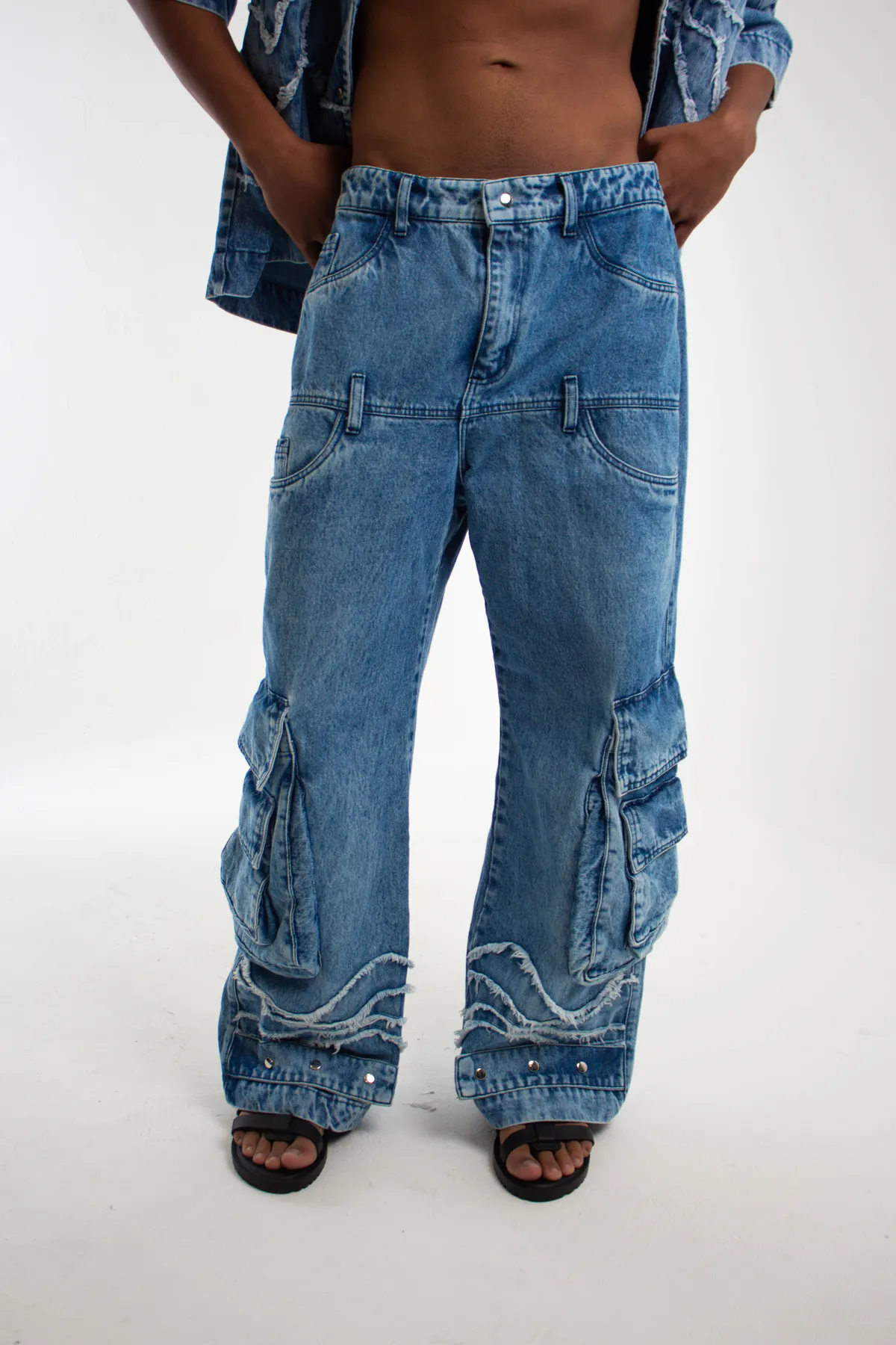 Detail baggy jeans wash medium biru dengan potongan cargo oversized lebar untuk gaya streetwear