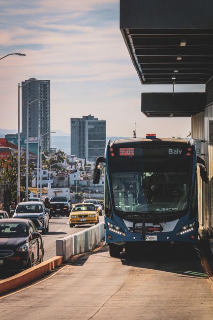 Bussjåfør i buss som kjører i bytrafikk