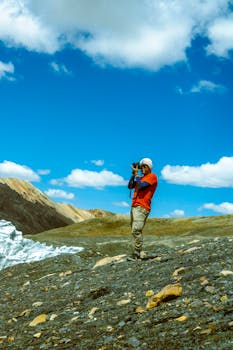 Man photographing stunning landscapes in Cuzco, Perú with clear blue skies.
