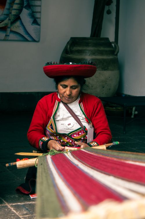 Free A woman in traditional attire weaving in Cusco, Peru. Stock Photo