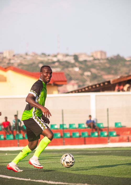 Free A young athlete playing soccer on a sunny day at an outdoor field. Stock Photo