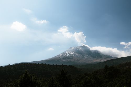 Free Stunning capture of Popocatépetl Volcano with clear sky and forest in Mexico. Stock Photo