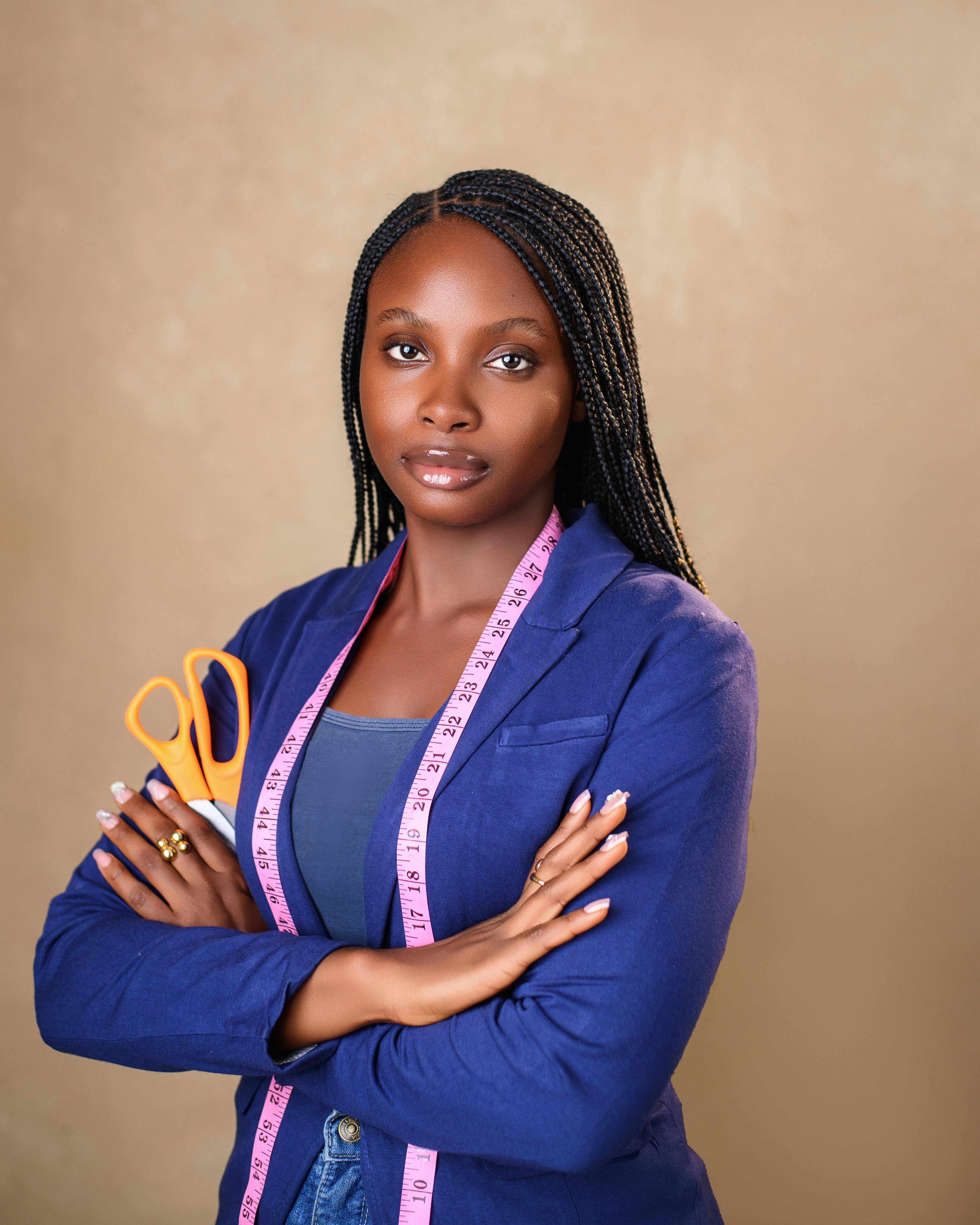 Zadarmo Módna návrhárka v modrom saku drží nožnice a prezentuje kreativitu a štýl. Fotka z fotobanky