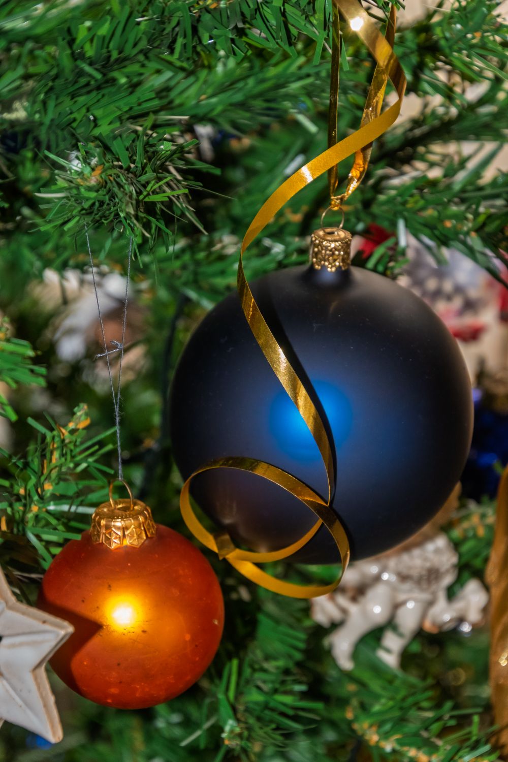 Adornos Navideños Festivos En Un árbol · Foto de stock gratuita
