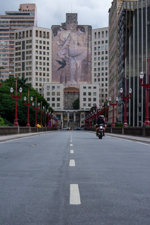 Free Urban scene in Belo Horizonte with a striking art mural and city architecture. Stock Photo