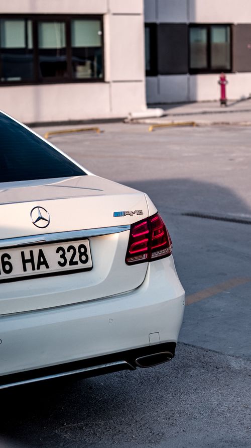 Free Detailed view of a white Mercedes-Benz AMG car in a city parking lot in Bursa, Türkiye. Stock Photo
