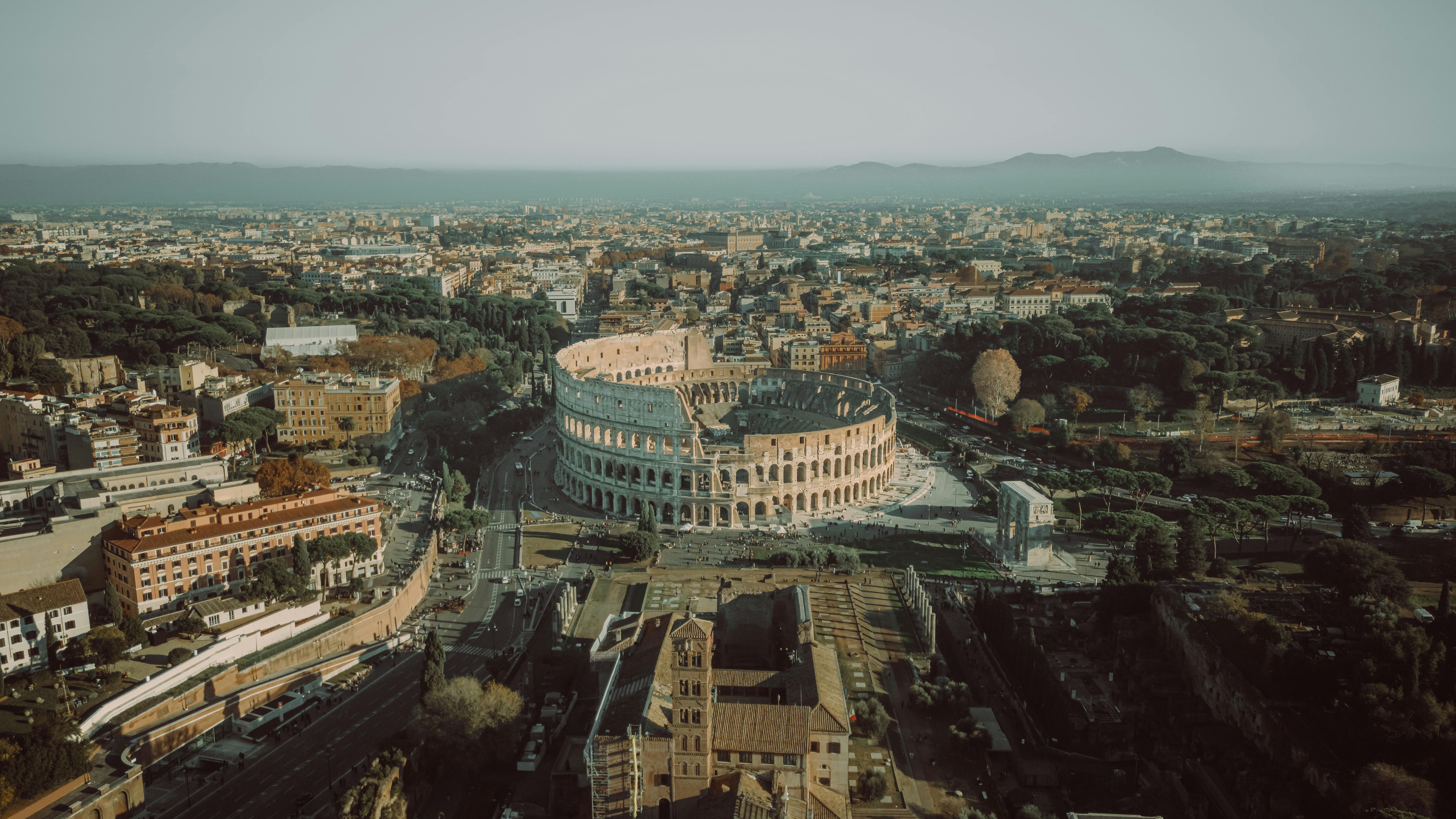 Gratis Vista aerea mozzafiato dell'iconico Colosseo di Roma, Italia, durante il giorno. Foto a disposizione