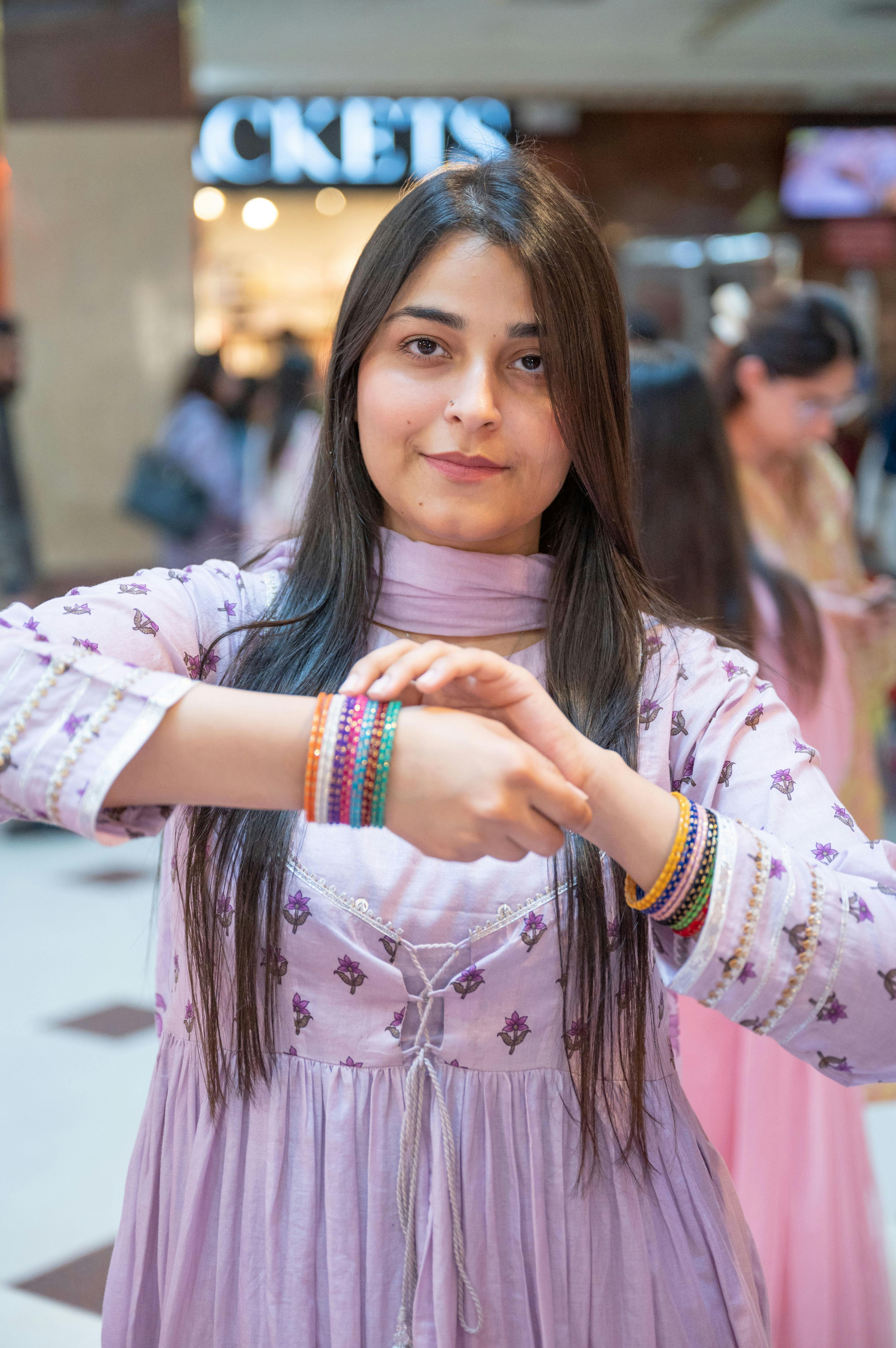 De franc Una dona jove amb vestit tradicional posa dins d'un concorregut centre comercial d'Islamabad. Foto d'estoc