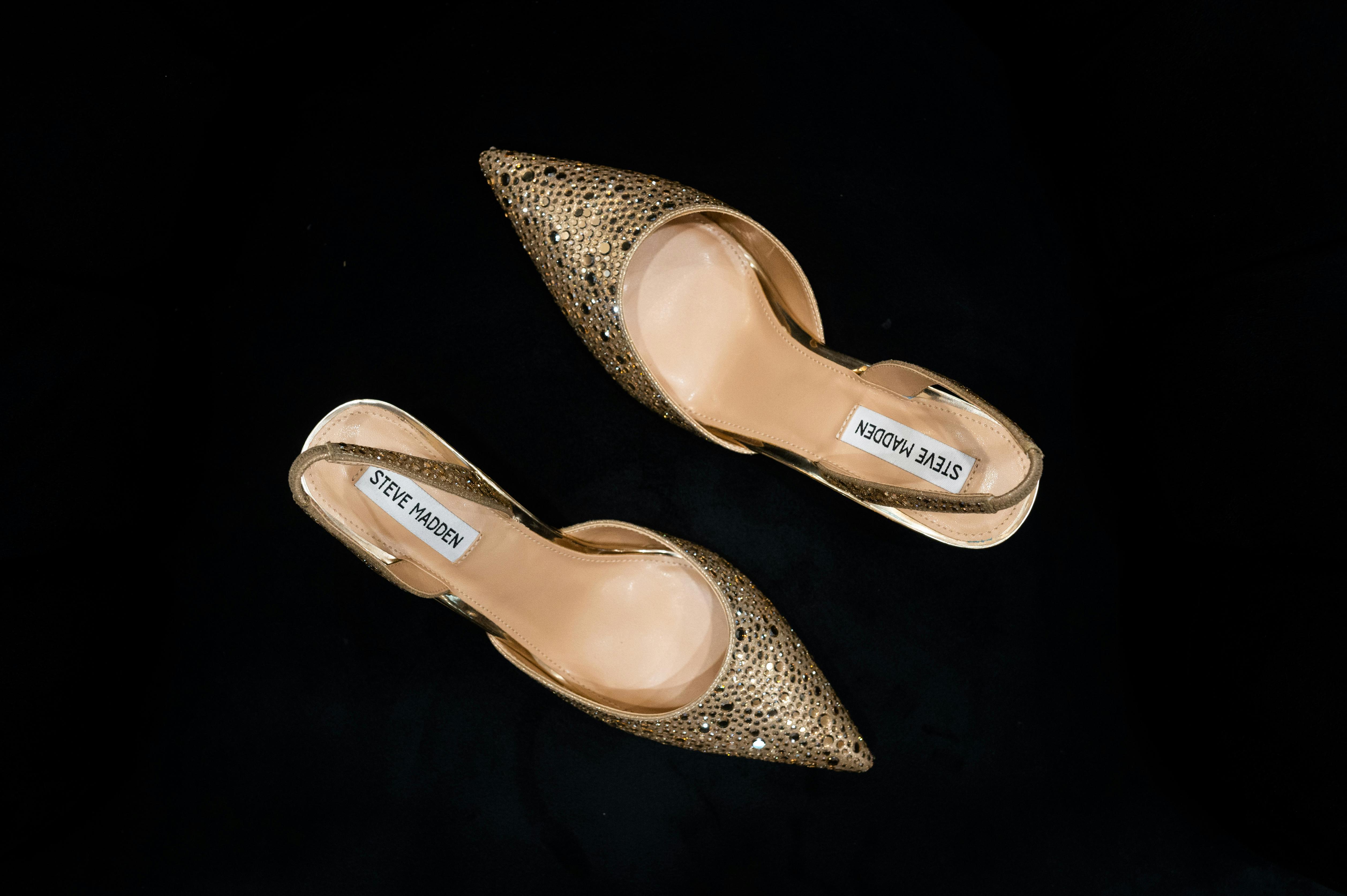 De franc Vista de dalt a baix de sabates de taló alt amb pedreria brillant, un elegant accessori de moda. Foto d'estoc