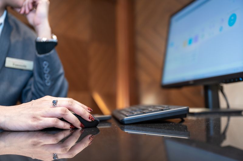Profesional trabajando en computadora de oficina