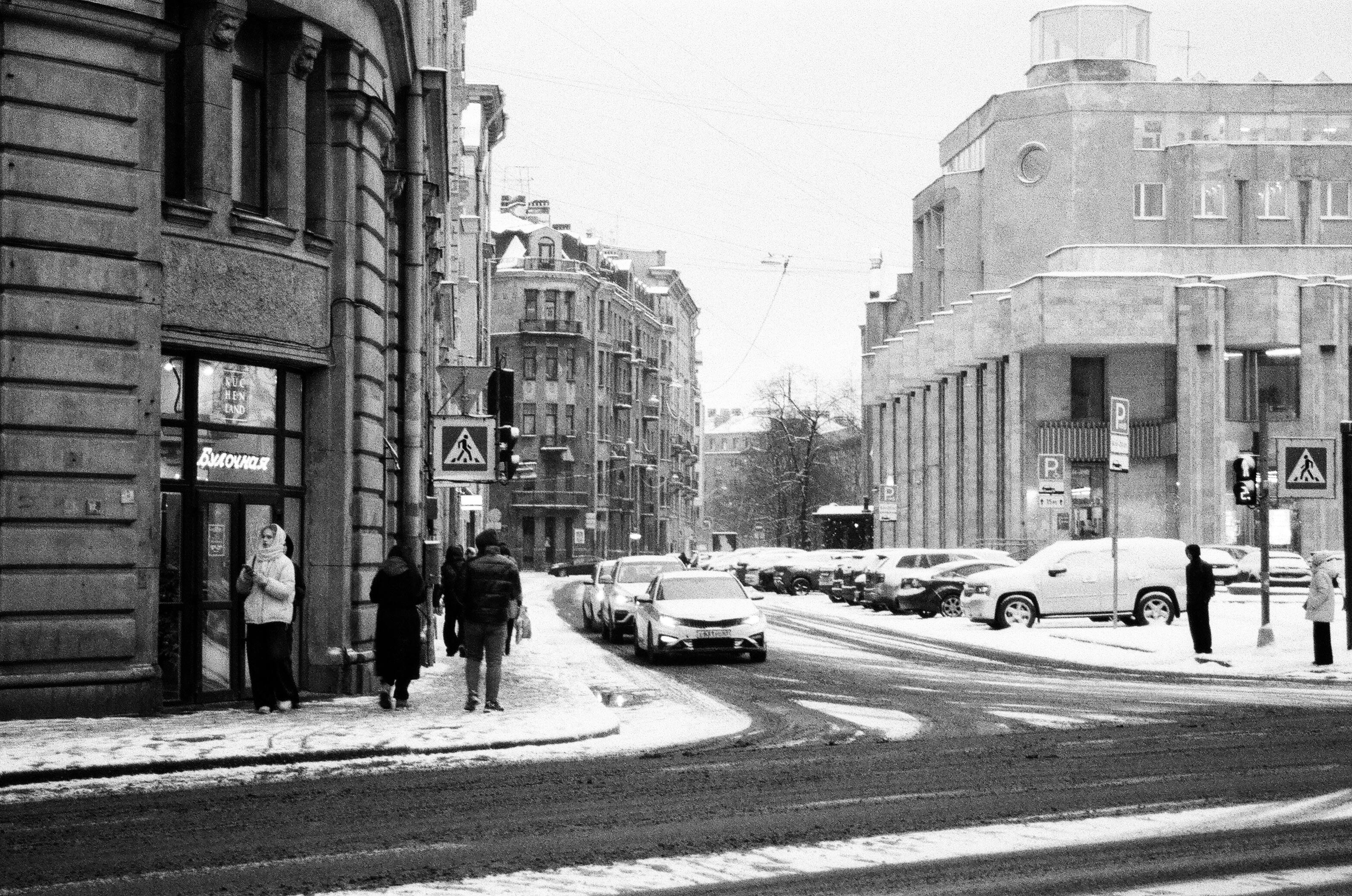 De franc Carrer de la ciutat d'hivern en blanc i negre amb vianants i cotxes. Foto d'estoc