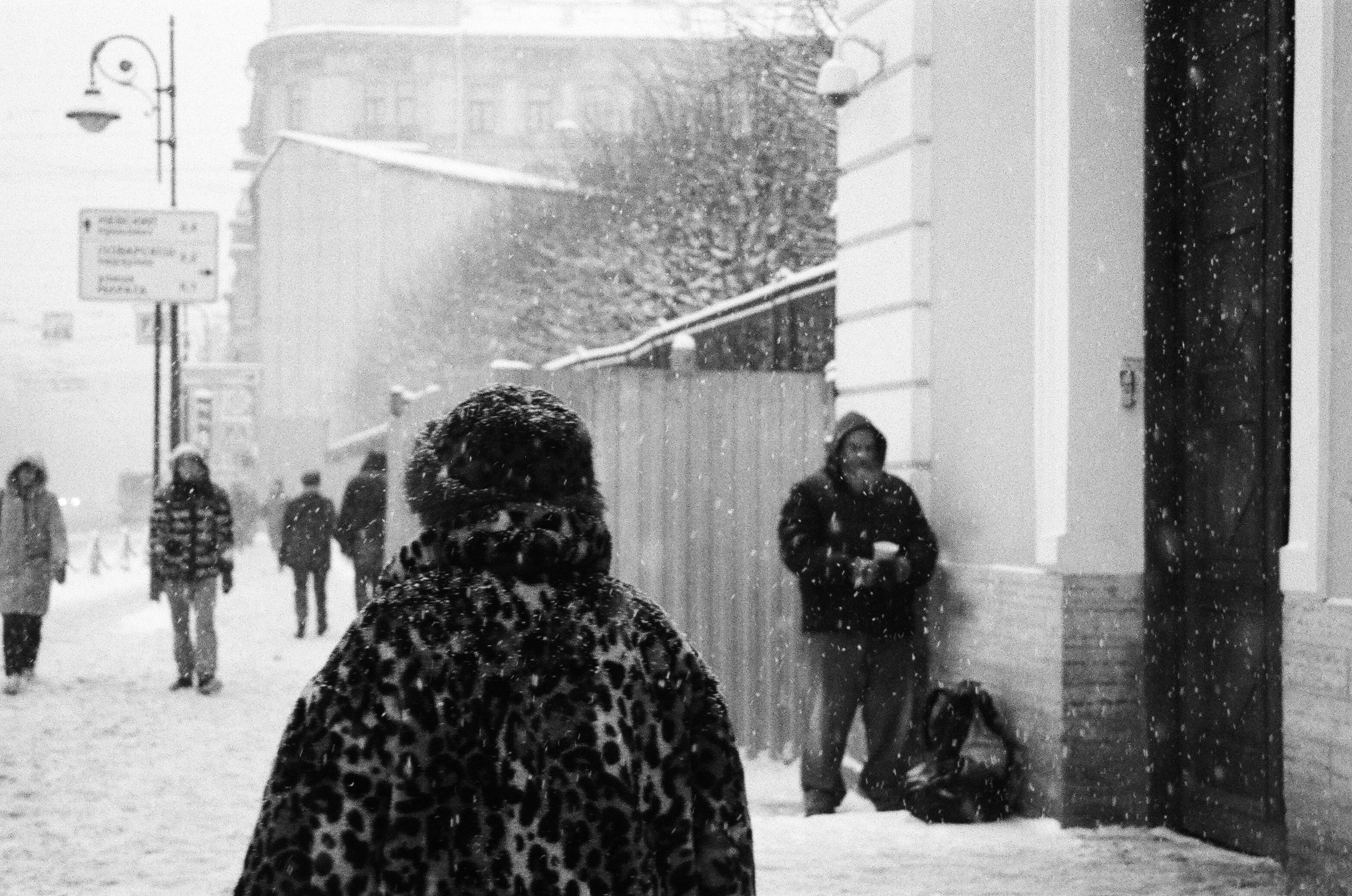 De franc Un carrer nevat de la ciutat amb gent caminant, en blanc i negre Foto d'estoc