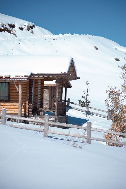 Free A charming wooden cabin surrounded by a snowy landscape in Trabzon, highlighting winter tranquility. Stock Photo
