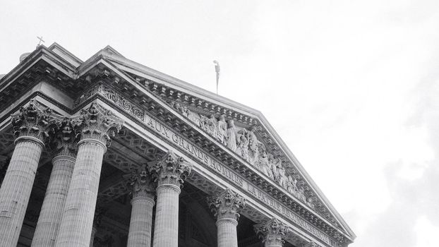 Monochrome view of the Paris Pantheon showcasing its elegant classical architecture.