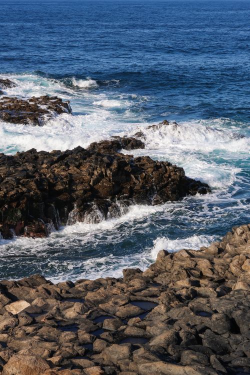 dramatic-coastal-rocky-shoreline-at-sea-free-stock-photo