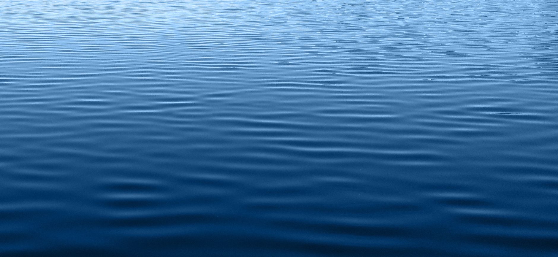 깨끗한 물의 시작: 정수기 설치, 스스로 혹은 전문가와 함께하는 방법 3 A calm blue water surface with gentle ripples, creating a soothing texture.