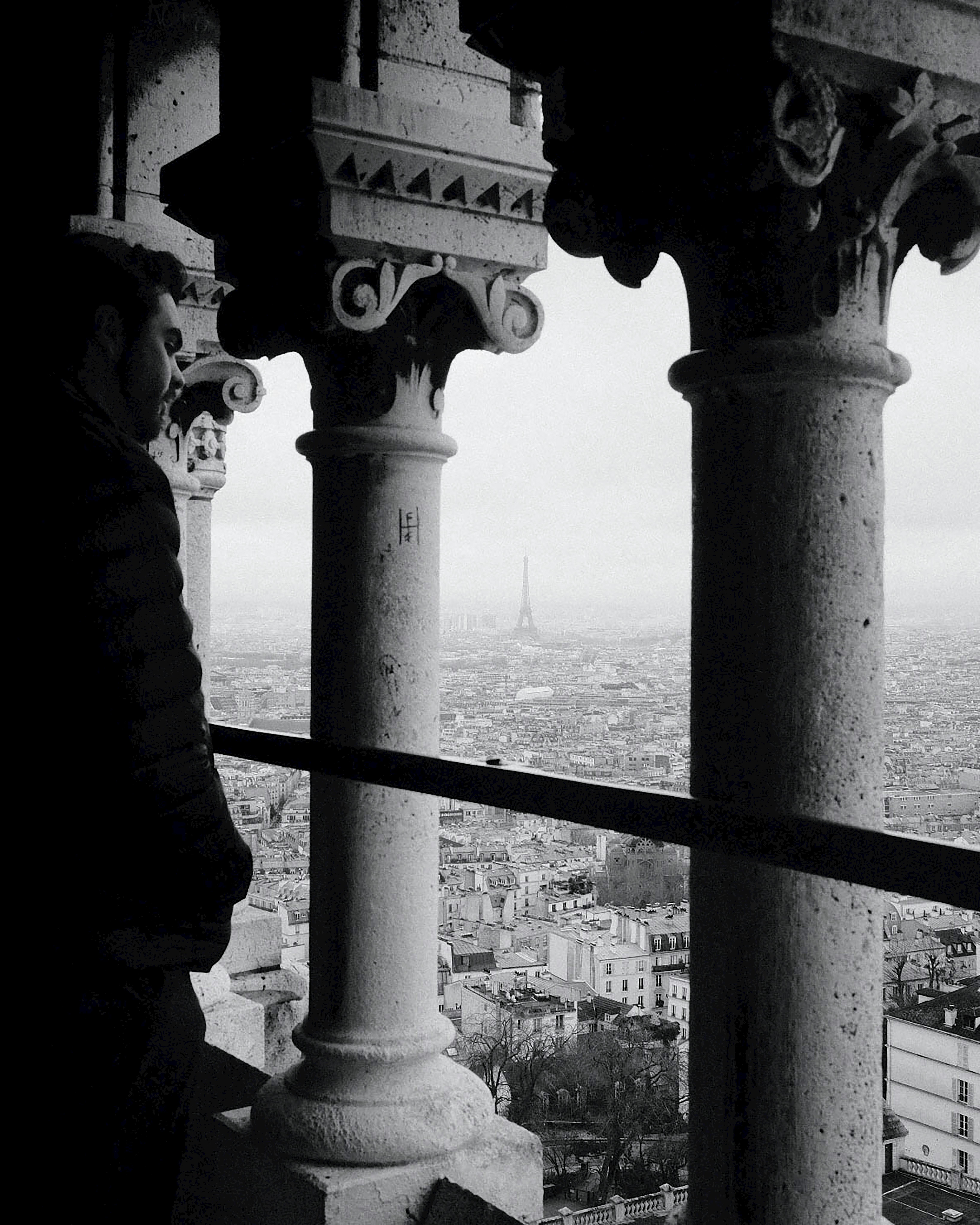 Gratuit Une vue spectaculaire en noir et blanc de Paris, avec la tour Eiffel encadrée par une architecture historique. Photos
