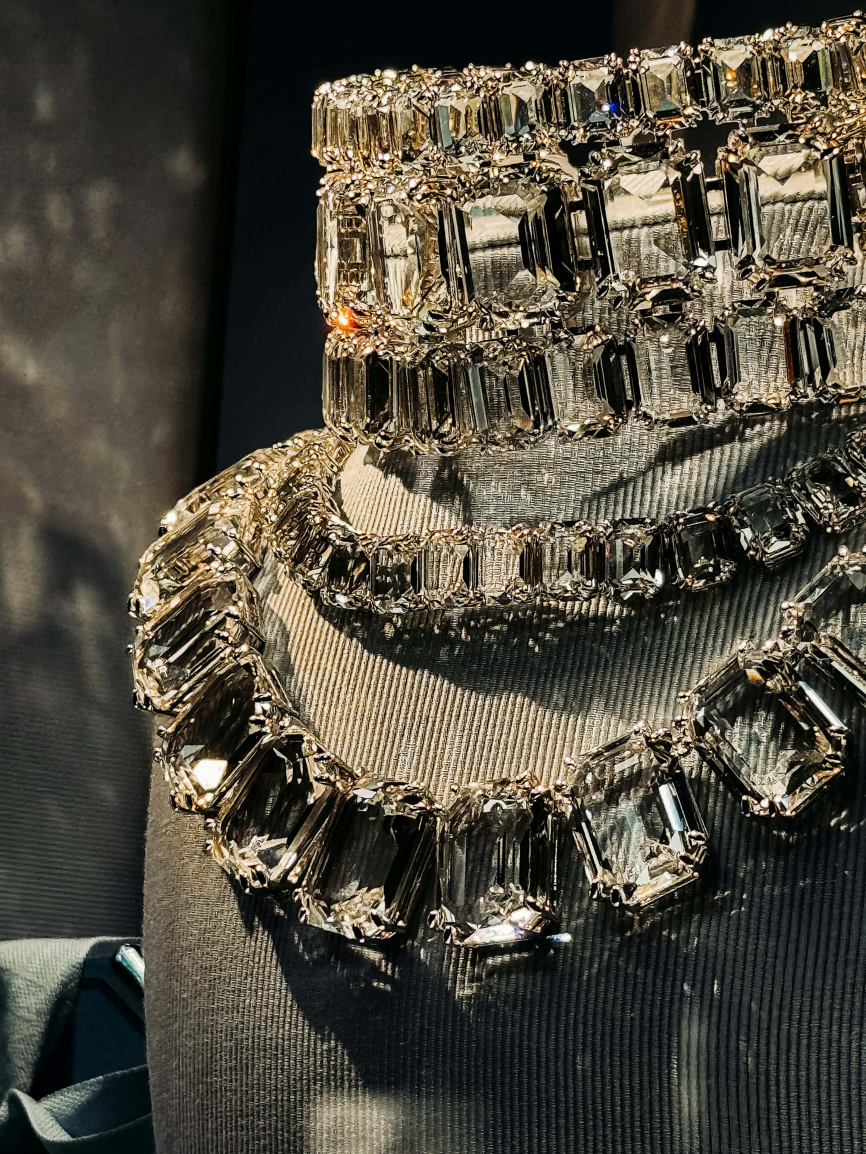 Zadarmo Detailný záber na oslnivý krištáľový náhrdelník elegantne vystavený na tmavej figuríne v butiku v Ríme v Taliansku. Fotka z fotobanky