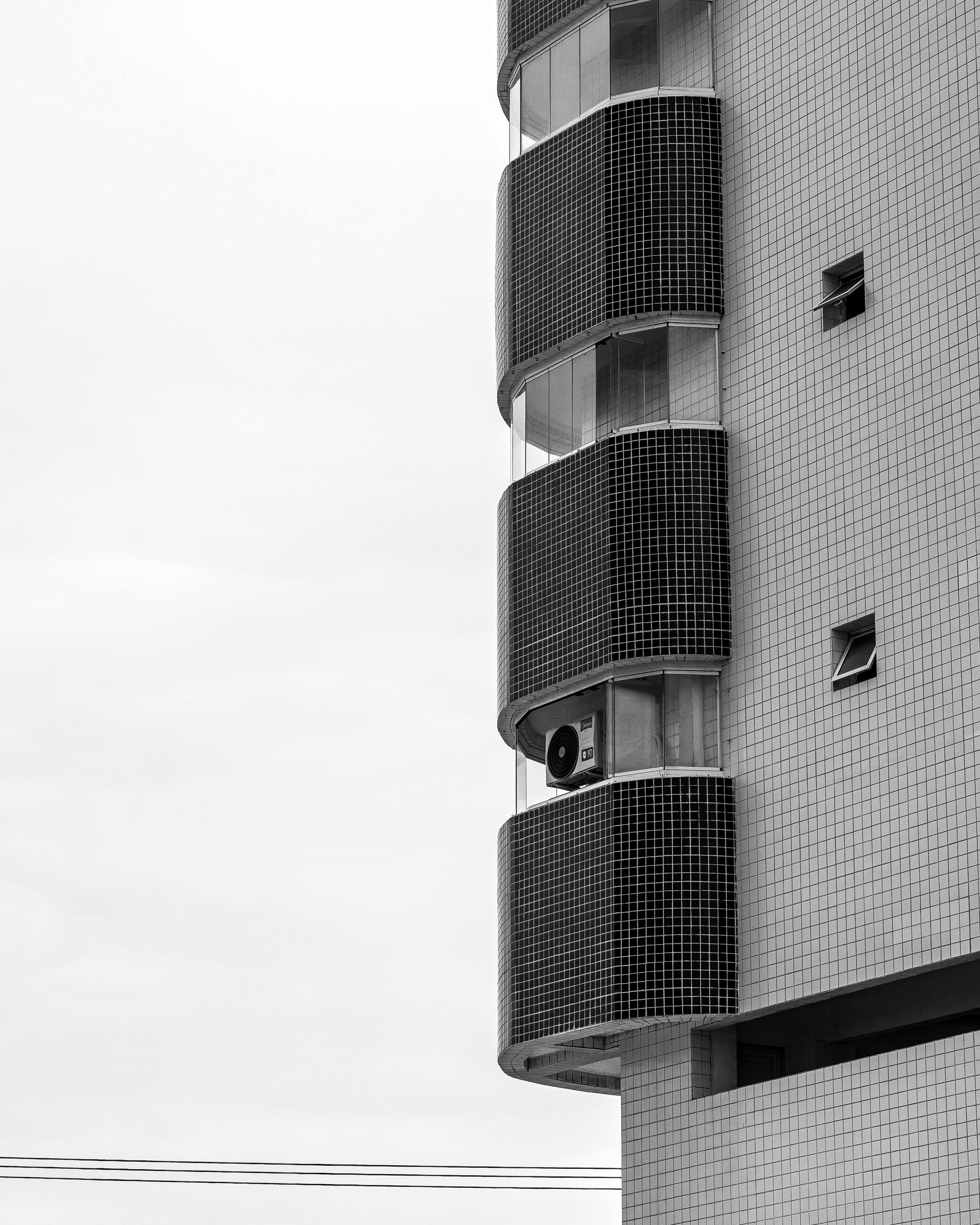 bezplatná Černobílá fotografie moderní budovy se zakřivenými balkony. Základová fotografie