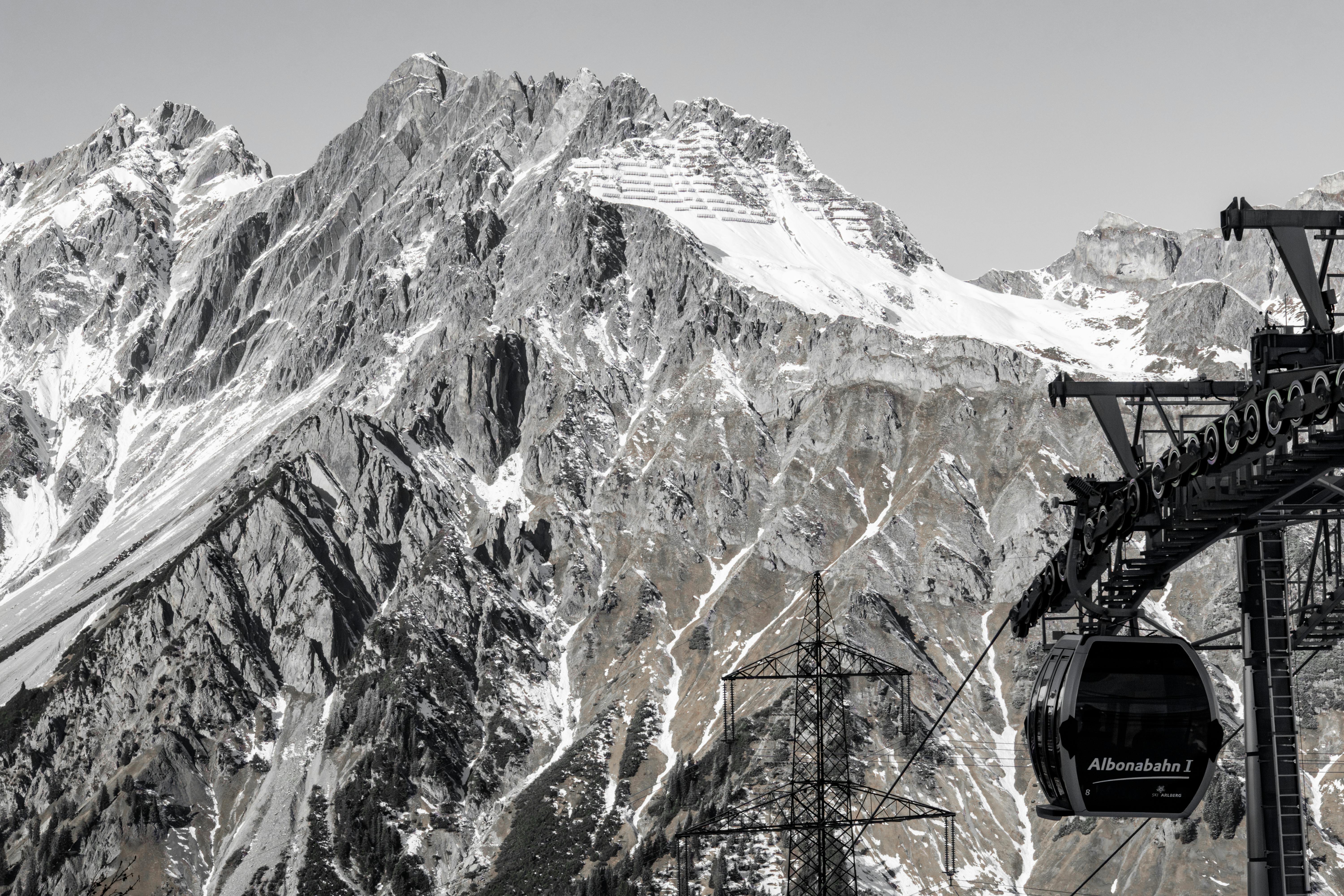 Stunning winter view of the Alps with a cable car traversing snowy peaks in Österreich.