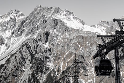 Stunning winter view of the Alps with a cable car traversing snowy peaks in Österreich.